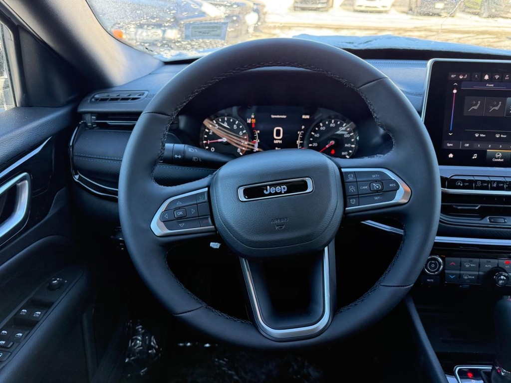 Jeep Compass Vehicle Full-screen Gallery Image 09