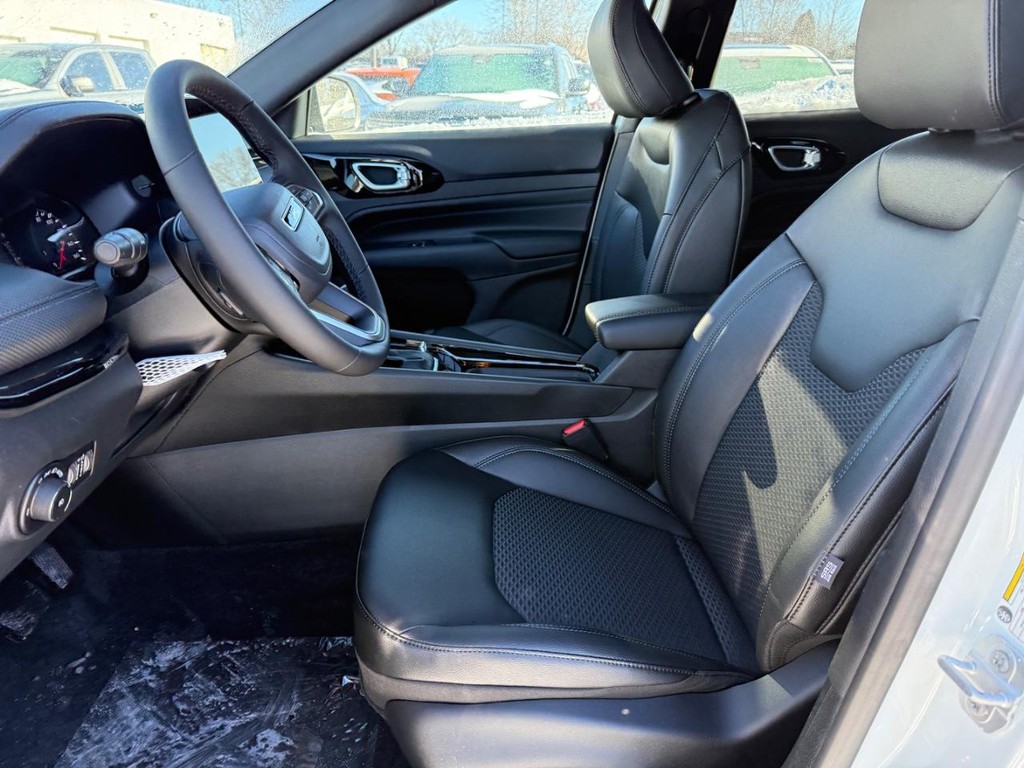 Jeep Compass Vehicle Full-screen Gallery Image 12