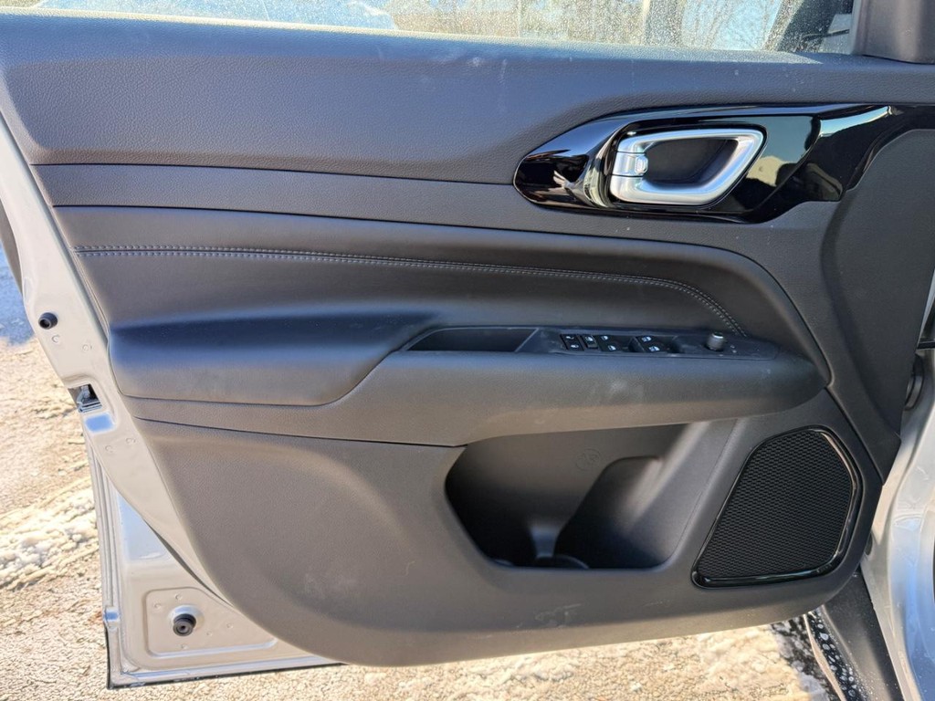 Jeep Compass Vehicle Full-screen Gallery Image 13