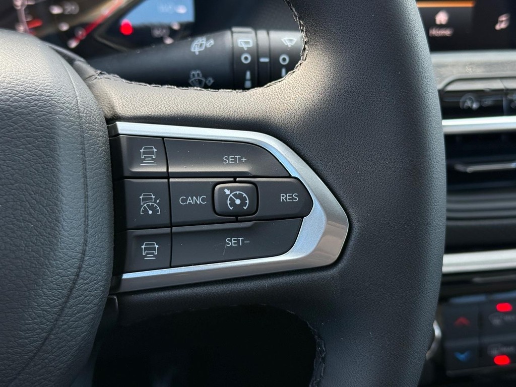 Jeep Compass Vehicle Full-screen Gallery Image 15