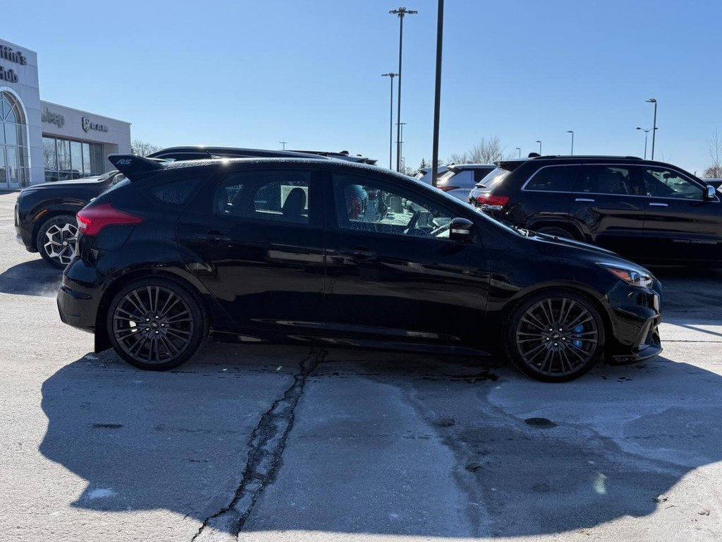 Ford Focus Vehicle Full-screen Gallery Image 02