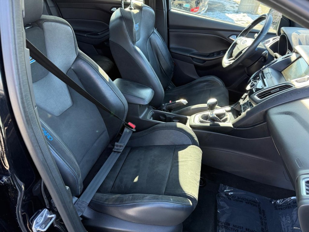 Ford Focus Vehicle Full-screen Gallery Image 06