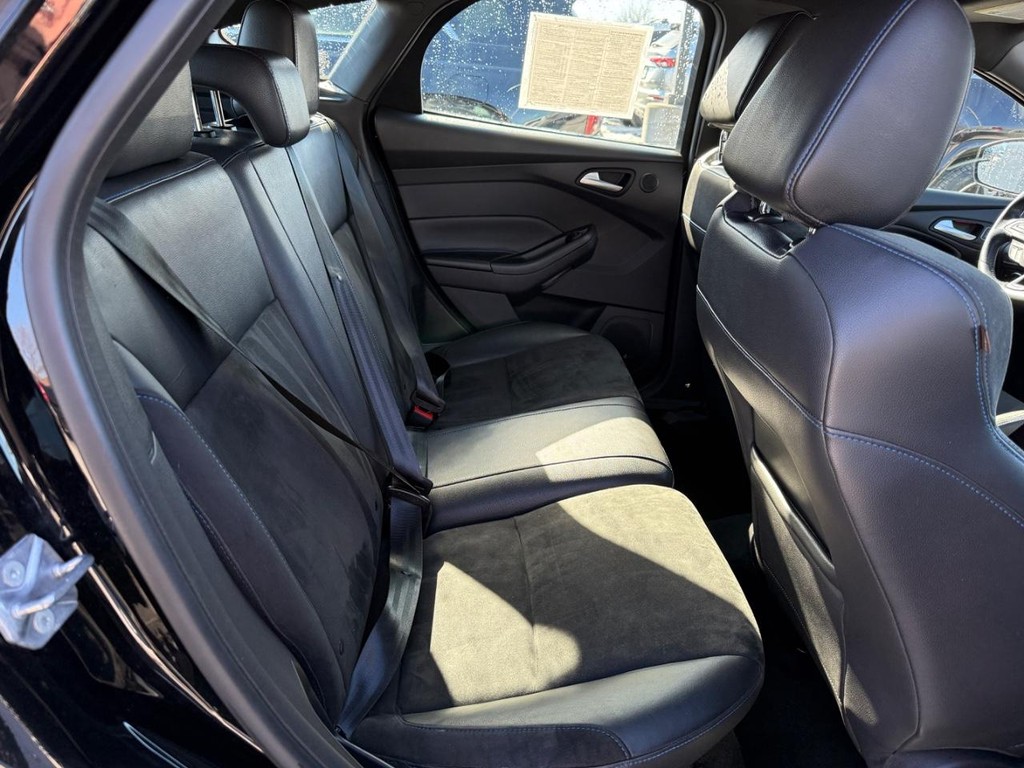 Ford Focus Vehicle Full-screen Gallery Image 07