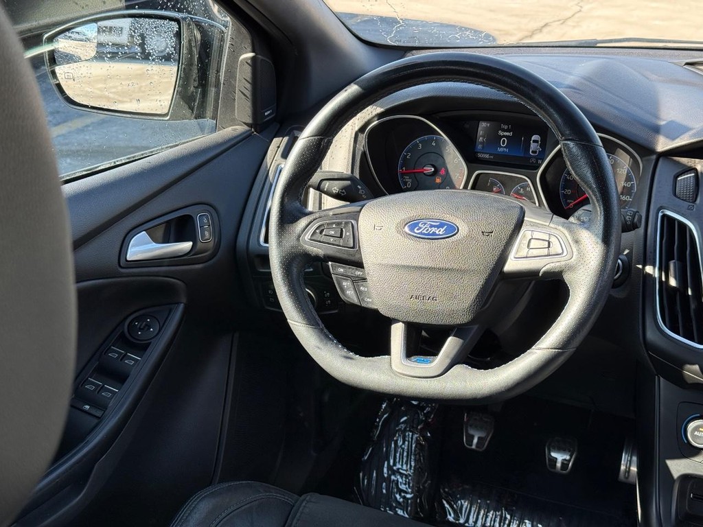 Ford Focus Vehicle Full-screen Gallery Image 11