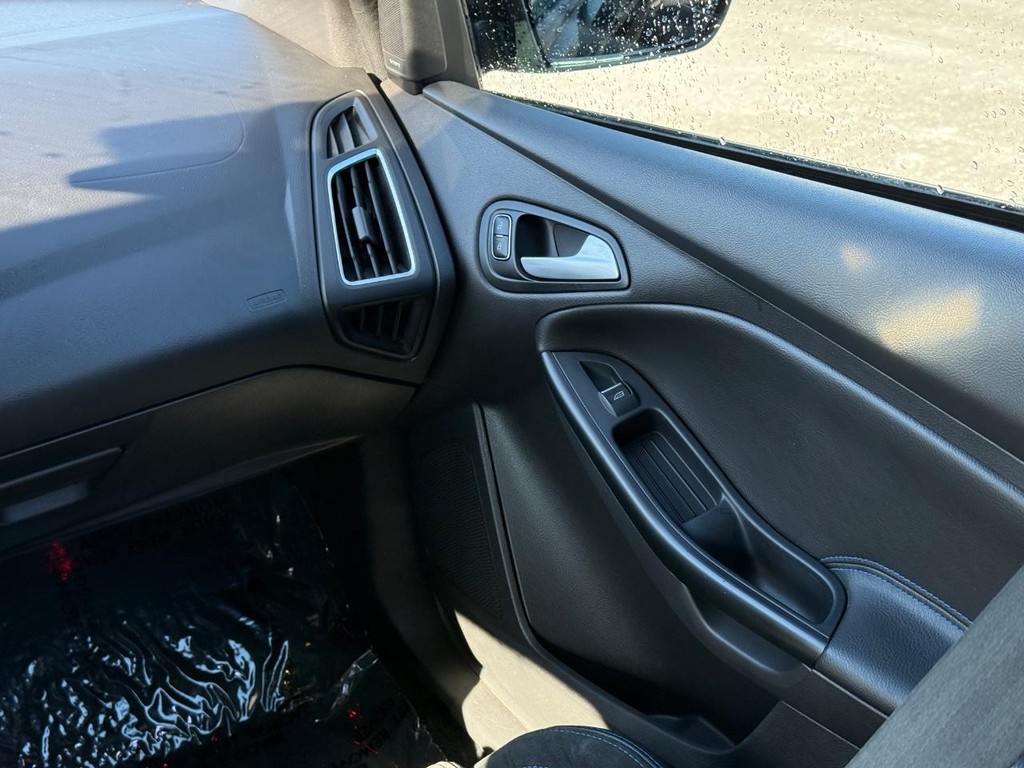 Ford Focus Vehicle Full-screen Gallery Image 12