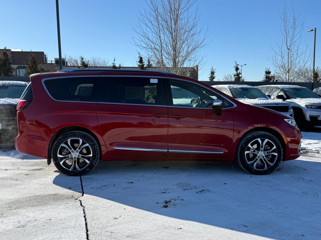 Chrysler Pacifica Vehicle Full-screen Gallery Image 02