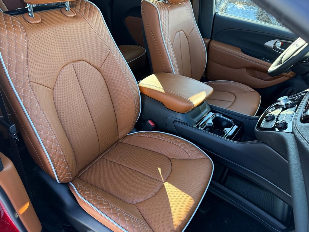 Chrysler Pacifica Vehicle Full-screen Gallery Image 07