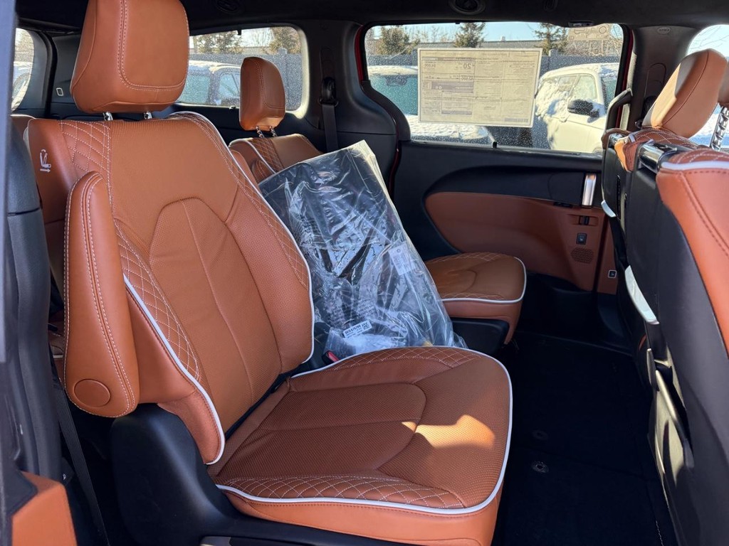 Chrysler Pacifica Vehicle Full-screen Gallery Image 08