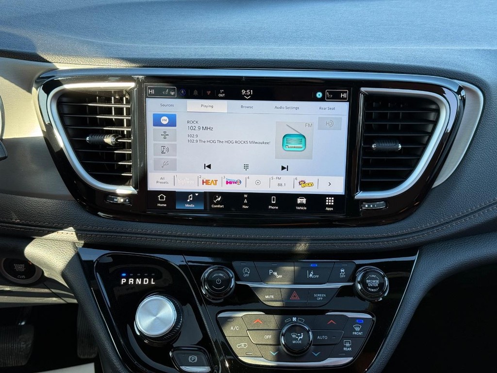 Chrysler Pacifica Vehicle Full-screen Gallery Image 11