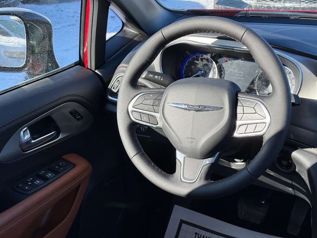 Chrysler Pacifica Vehicle Full-screen Gallery Image 13