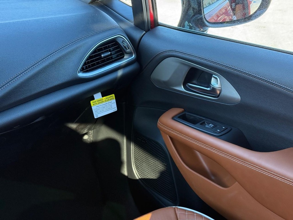 Chrysler Pacifica Vehicle Full-screen Gallery Image 14