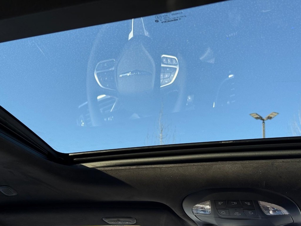 Chrysler Pacifica Vehicle Full-screen Gallery Image 15