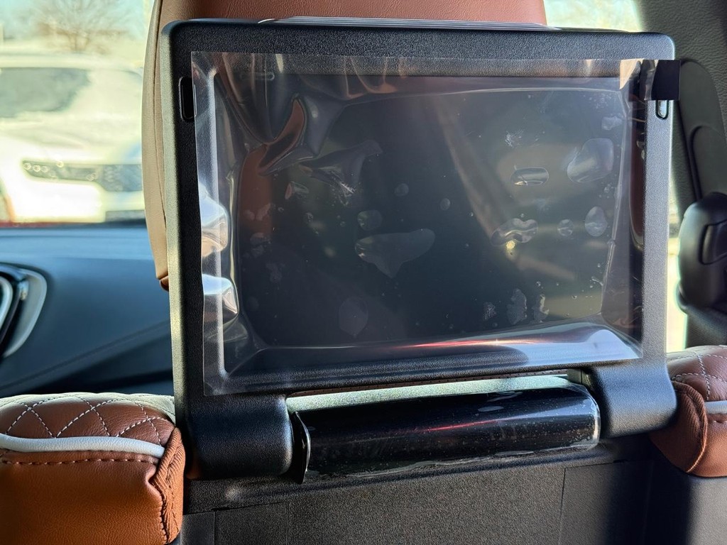 Chrysler Pacifica Vehicle Full-screen Gallery Image 16