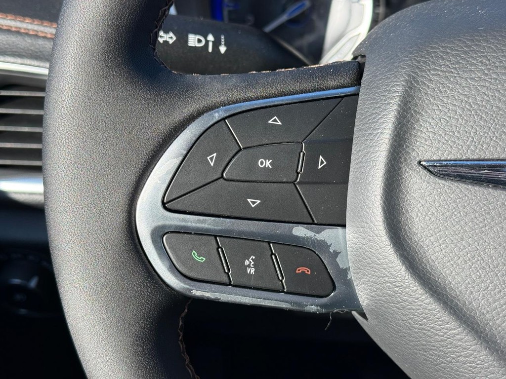 Chrysler Pacifica Vehicle Full-screen Gallery Image 17