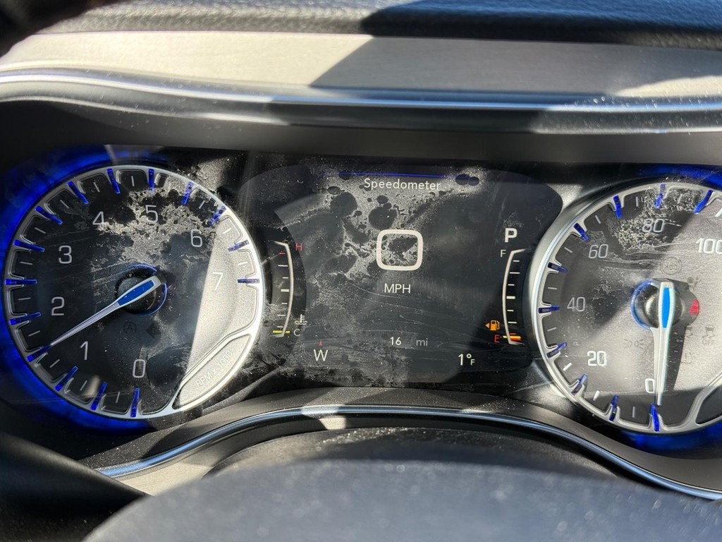 Chrysler Pacifica Vehicle Full-screen Gallery Image 19