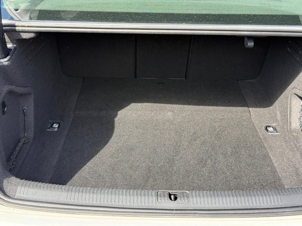 Audi A4 Sedan Vehicle Full-screen Gallery Image 05