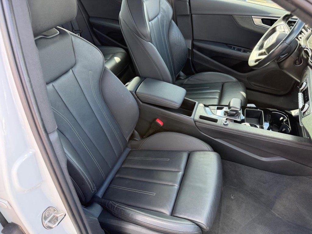 Audi A4 Sedan Vehicle Full-screen Gallery Image 06