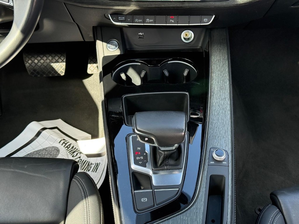 Audi A4 Sedan Vehicle Full-screen Gallery Image 10