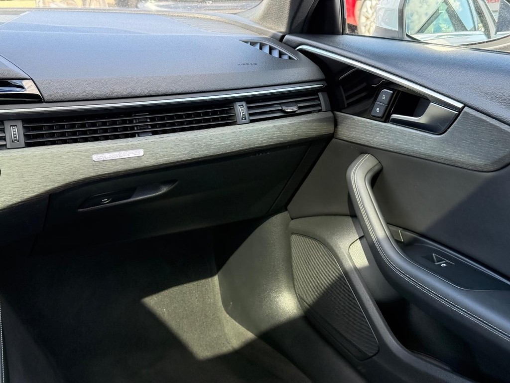 Audi A4 Sedan Vehicle Full-screen Gallery Image 12