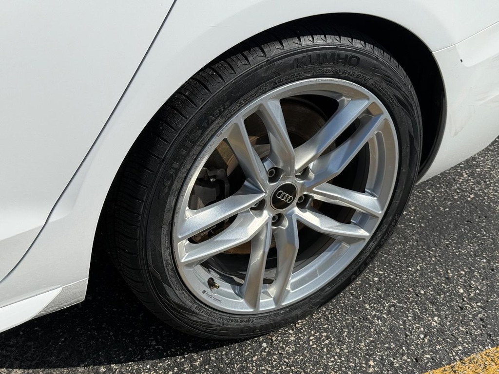 Audi A4 Sedan Vehicle Full-screen Gallery Image 14