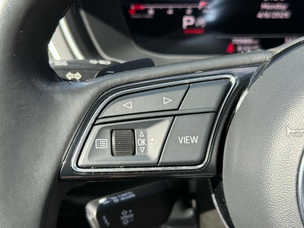 Audi A4 Sedan Vehicle Full-screen Gallery Image 15