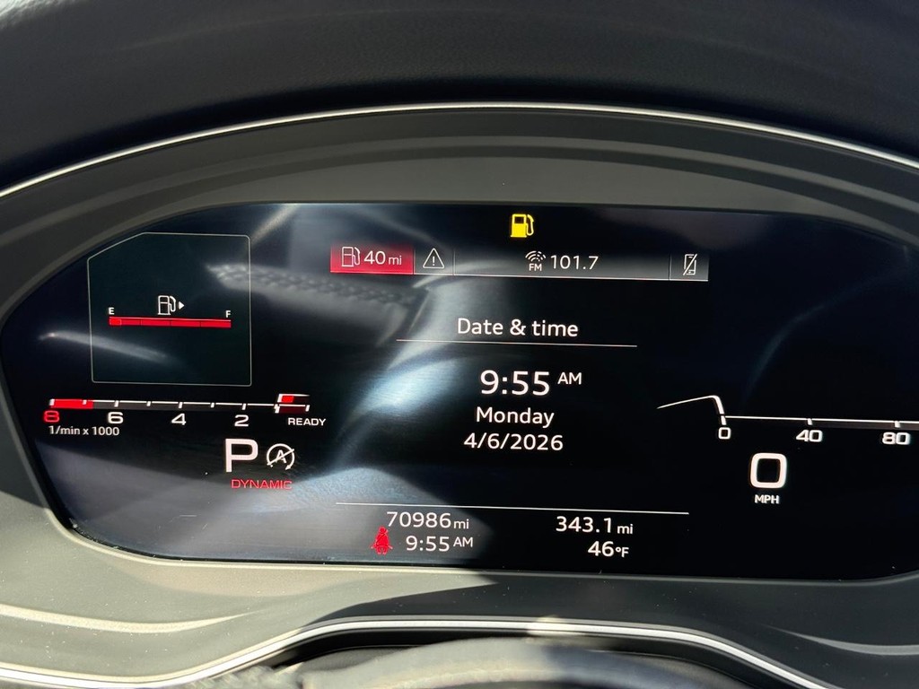 Audi A4 Sedan Vehicle Full-screen Gallery Image 17