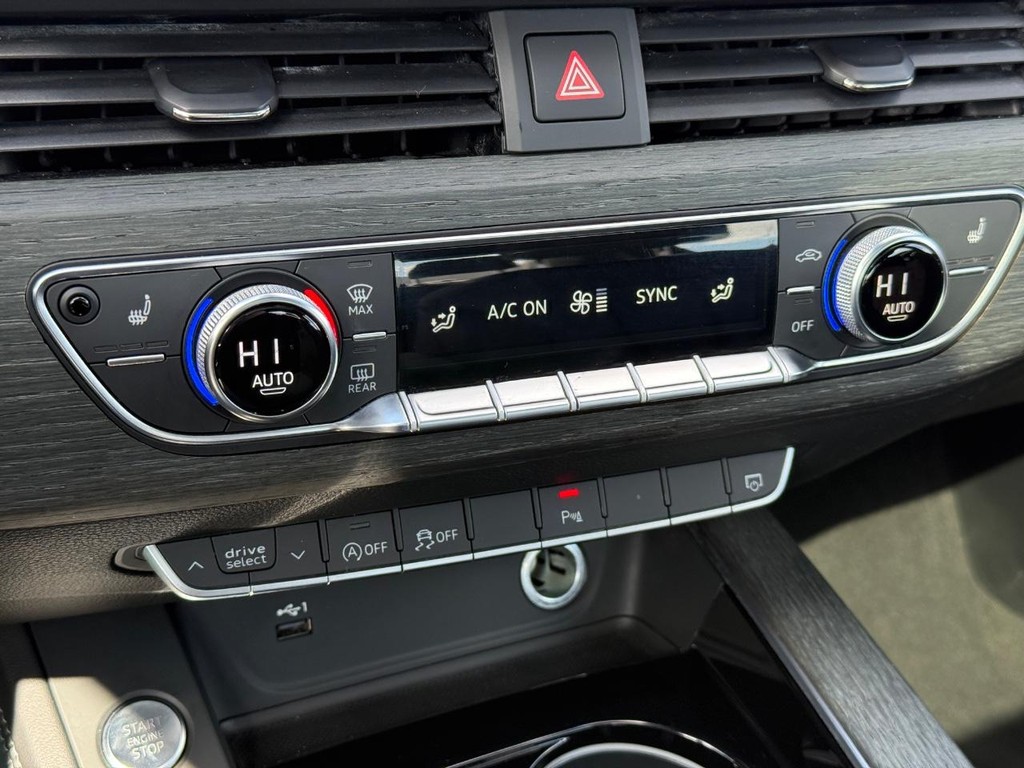 Audi A4 Sedan Vehicle Full-screen Gallery Image 19