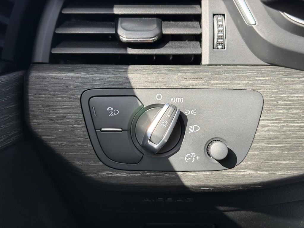 Audi A4 Sedan Vehicle Full-screen Gallery Image 21