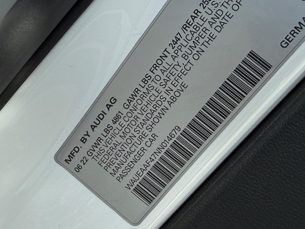 Audi A4 Sedan Vehicle Full-screen Gallery Image 22