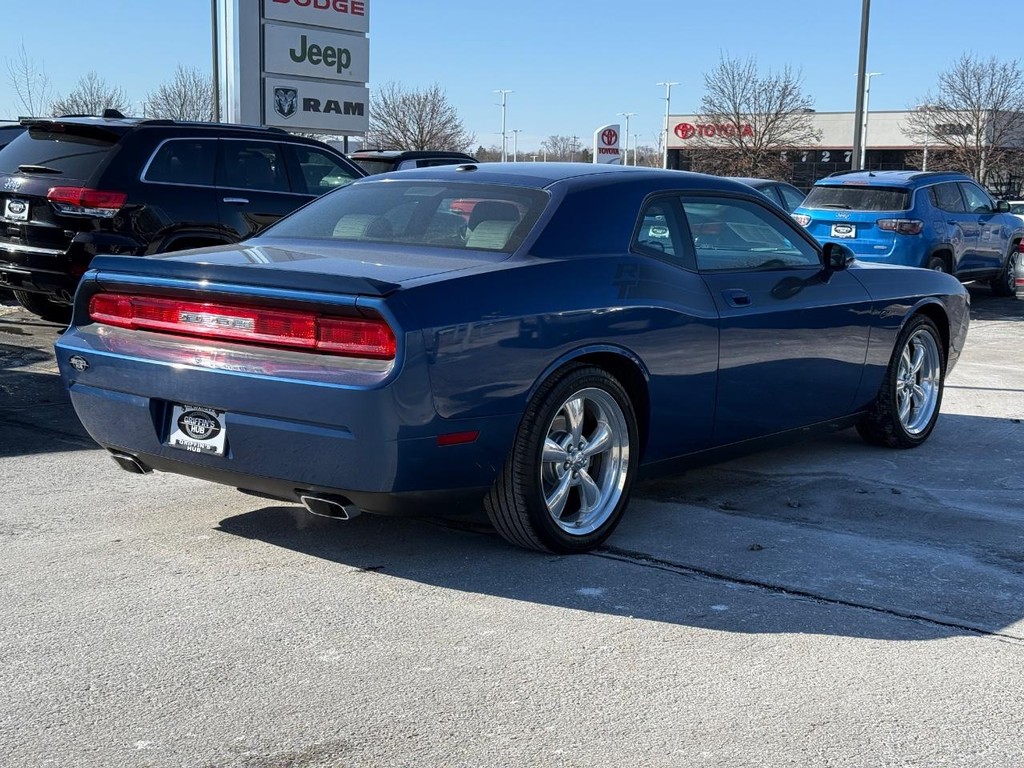 Dodge Challenger Vehicle Full-screen Gallery Image 03