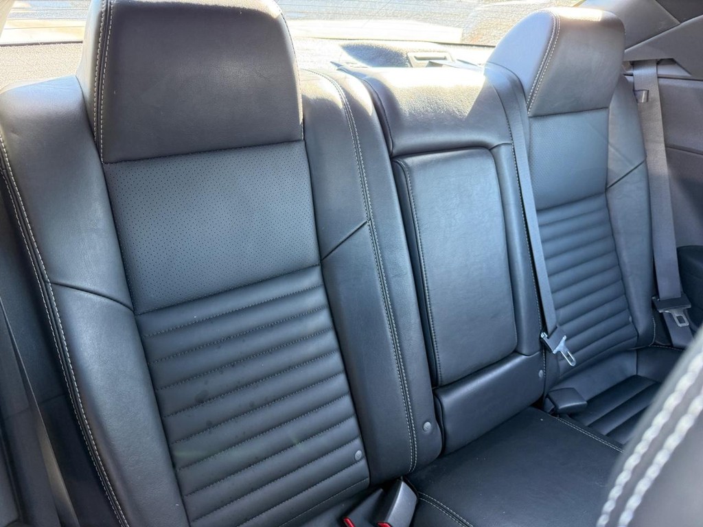 Dodge Challenger Vehicle Full-screen Gallery Image 07