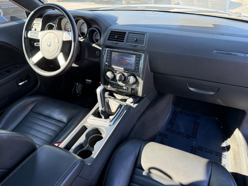 Dodge Challenger Vehicle Full-screen Gallery Image 08