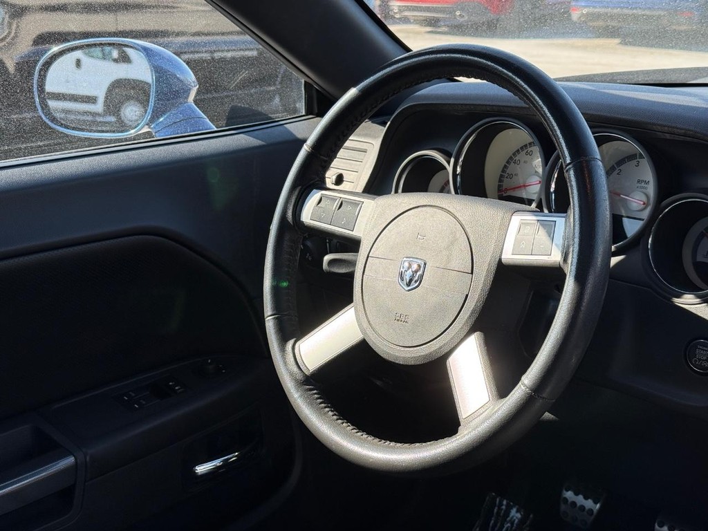 Dodge Challenger Vehicle Full-screen Gallery Image 11