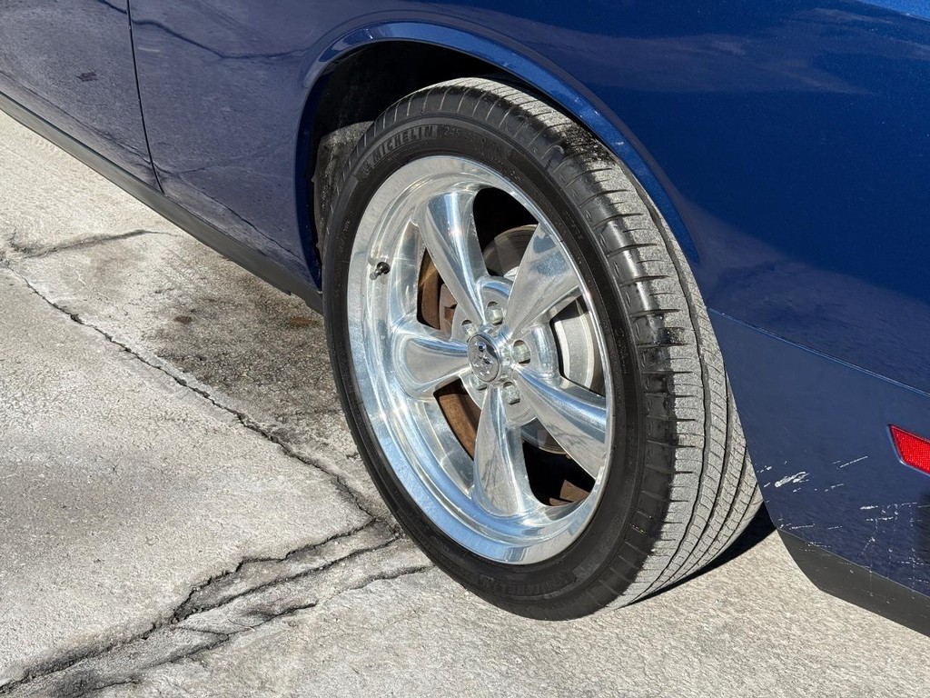 Dodge Challenger Vehicle Full-screen Gallery Image 12