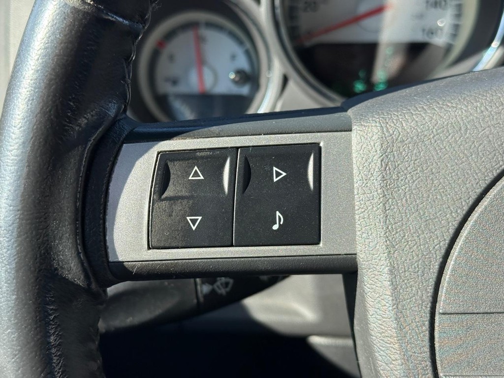 Dodge Challenger Vehicle Full-screen Gallery Image 15