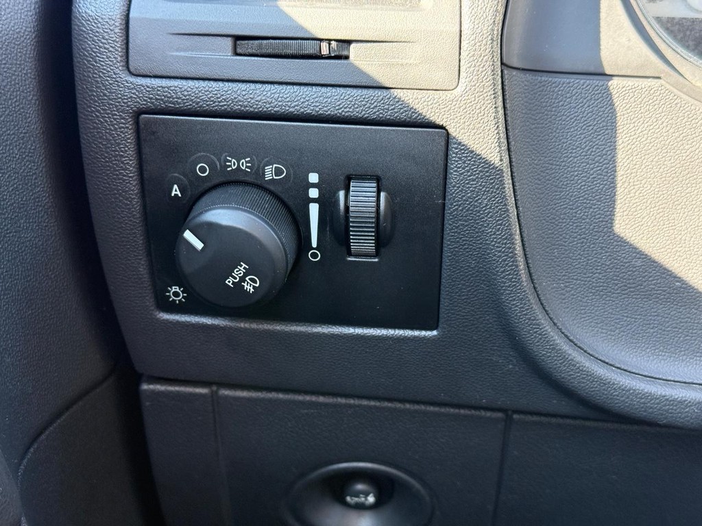 Dodge Challenger Vehicle Full-screen Gallery Image 20