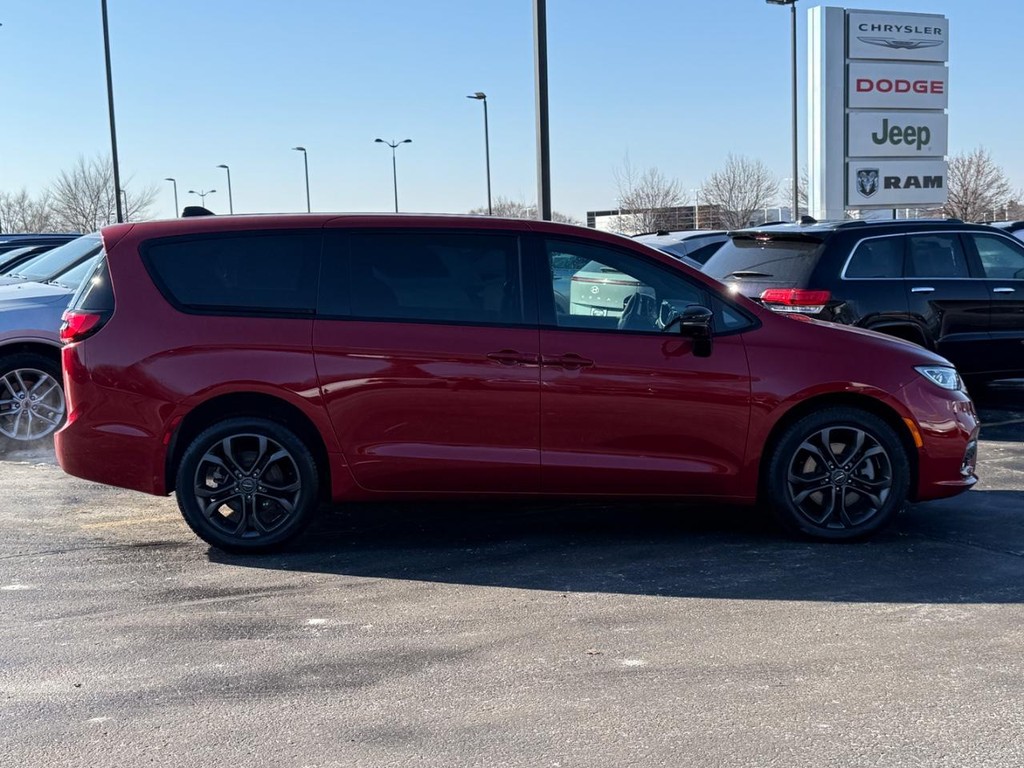 Chrysler Pacifica Vehicle Full-screen Gallery Image 02