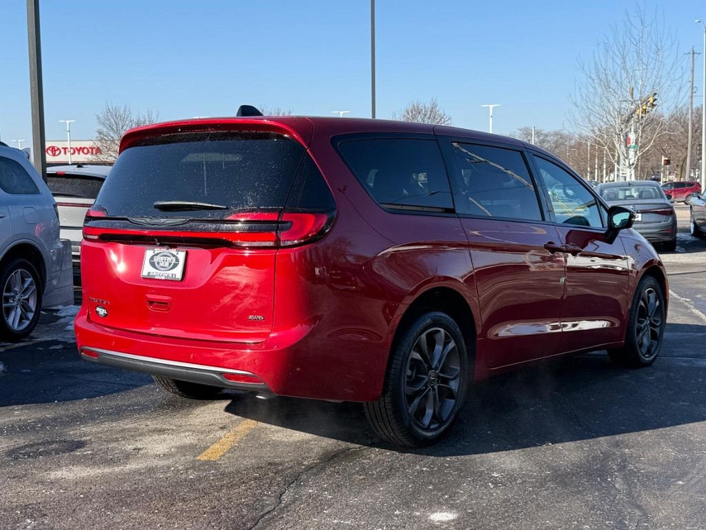 Chrysler Pacifica Vehicle Full-screen Gallery Image 03