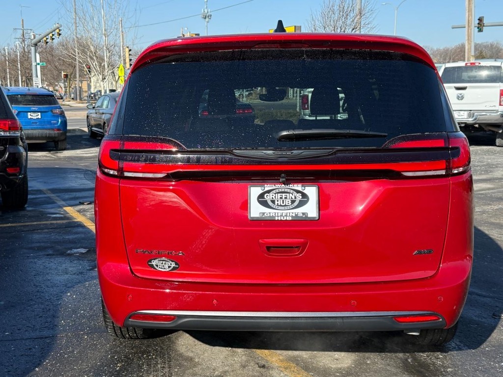 Chrysler Pacifica Vehicle Full-screen Gallery Image 04