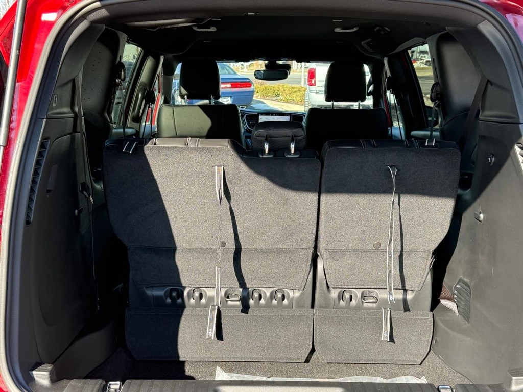 Chrysler Pacifica Vehicle Full-screen Gallery Image 05