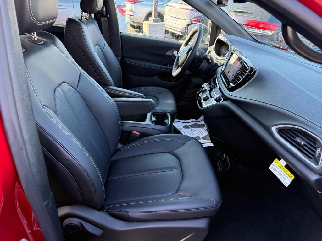 Chrysler Pacifica Vehicle Full-screen Gallery Image 06