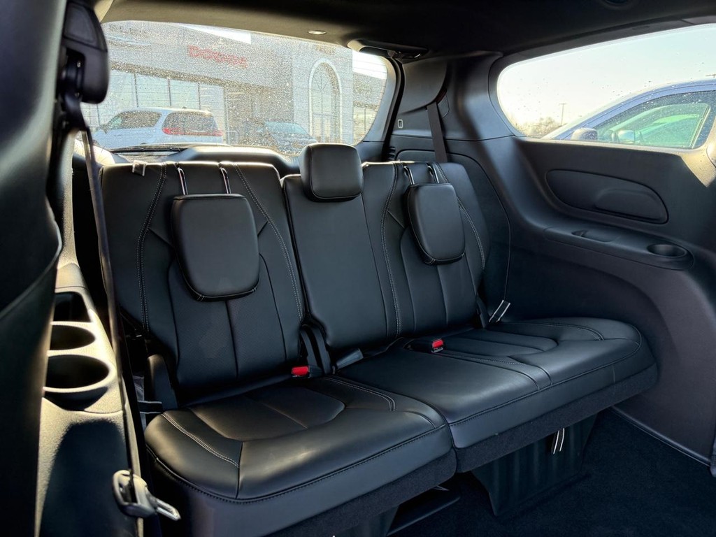 Chrysler Pacifica Vehicle Full-screen Gallery Image 07