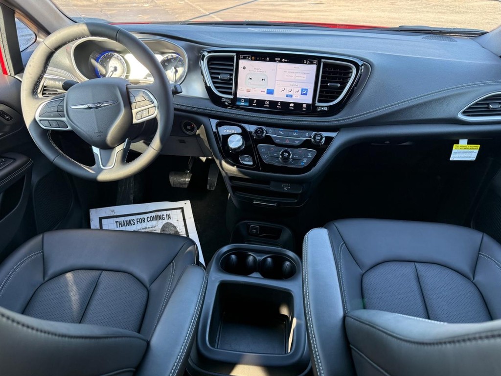 Chrysler Pacifica Vehicle Full-screen Gallery Image 08