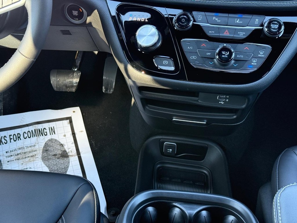 Chrysler Pacifica Vehicle Full-screen Gallery Image 10