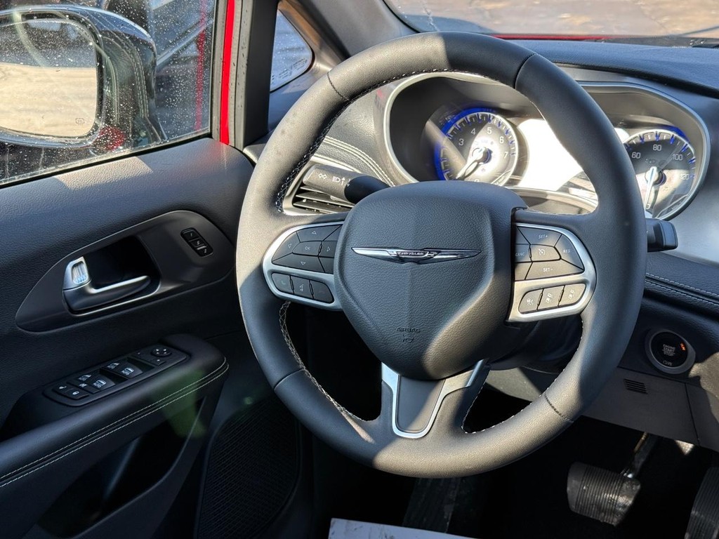 Chrysler Pacifica Vehicle Full-screen Gallery Image 11