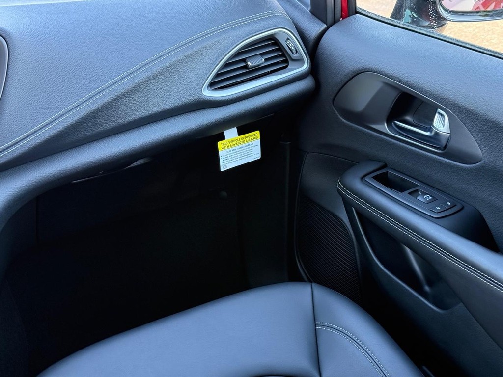 Chrysler Pacifica Vehicle Full-screen Gallery Image 12