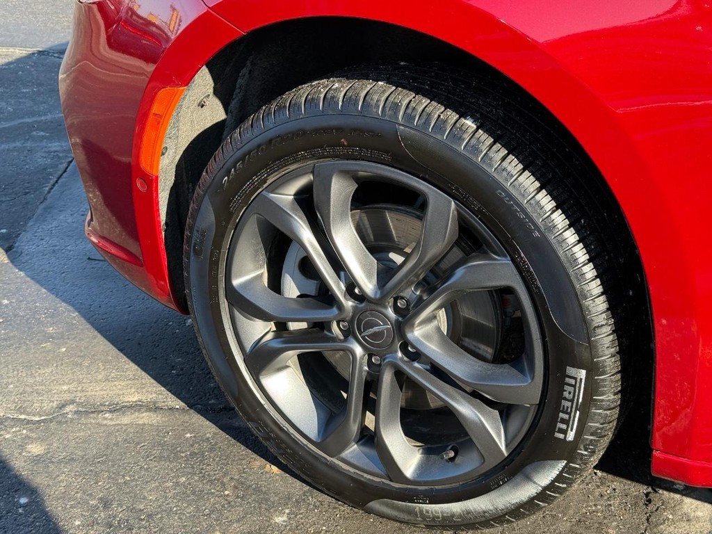 Chrysler Pacifica Vehicle Full-screen Gallery Image 14