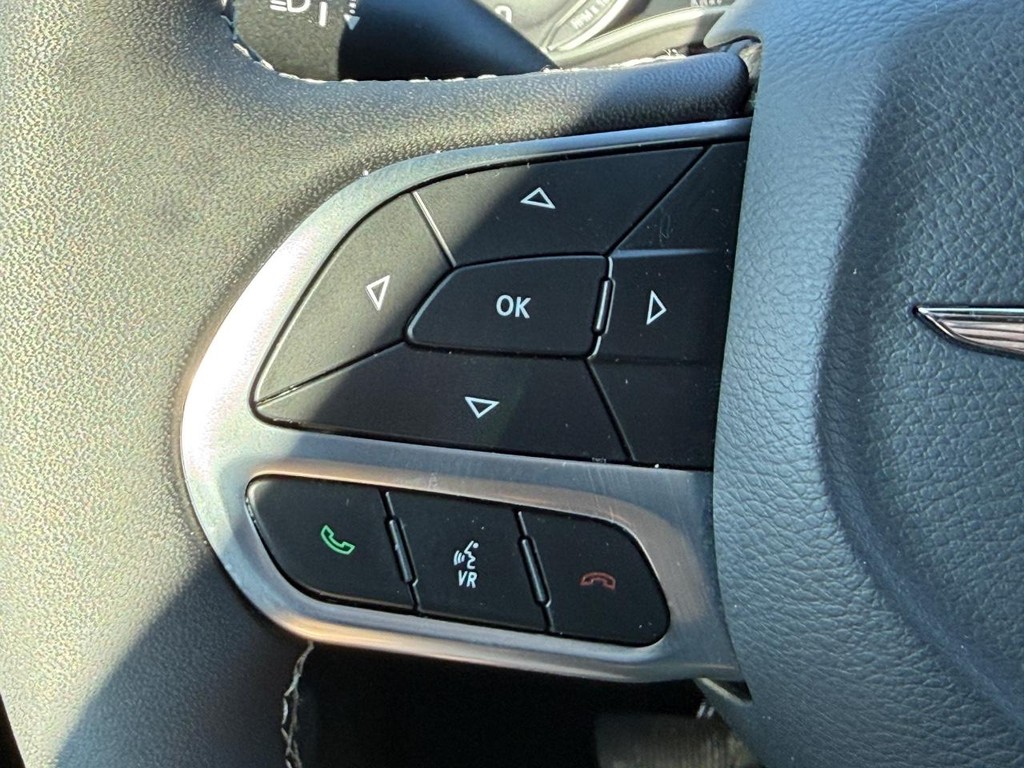 Chrysler Pacifica Vehicle Full-screen Gallery Image 15