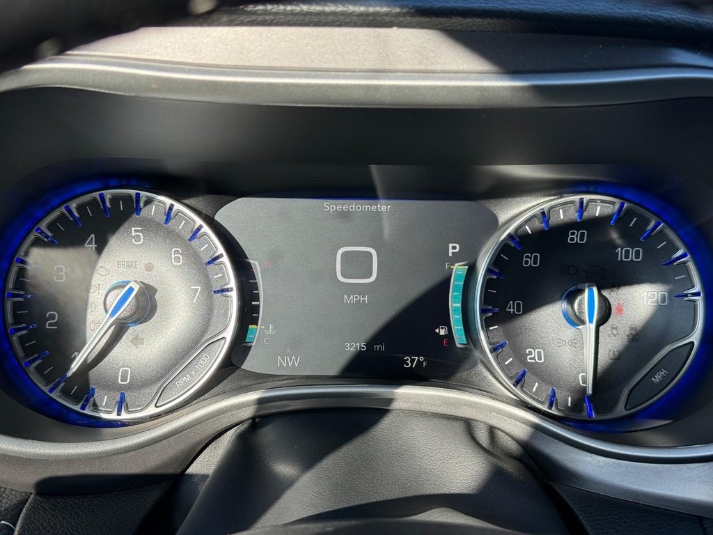 Chrysler Pacifica Vehicle Full-screen Gallery Image 17