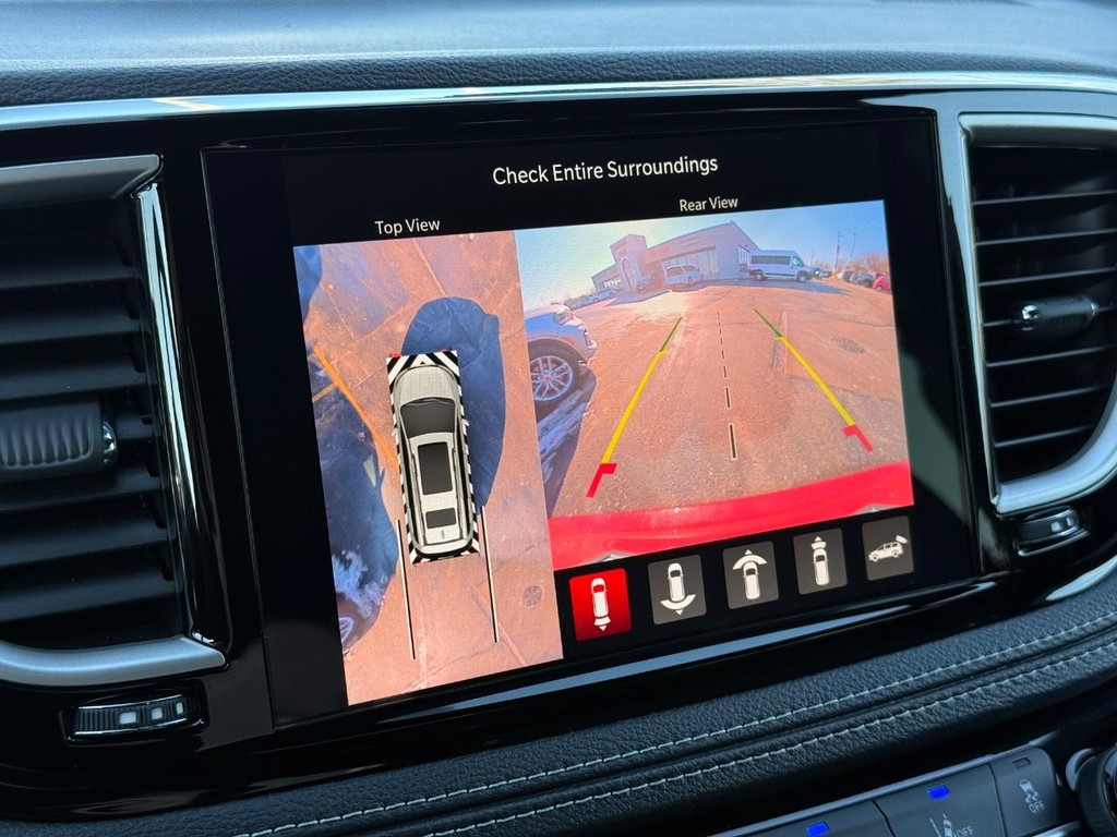 Chrysler Pacifica Vehicle Full-screen Gallery Image 18